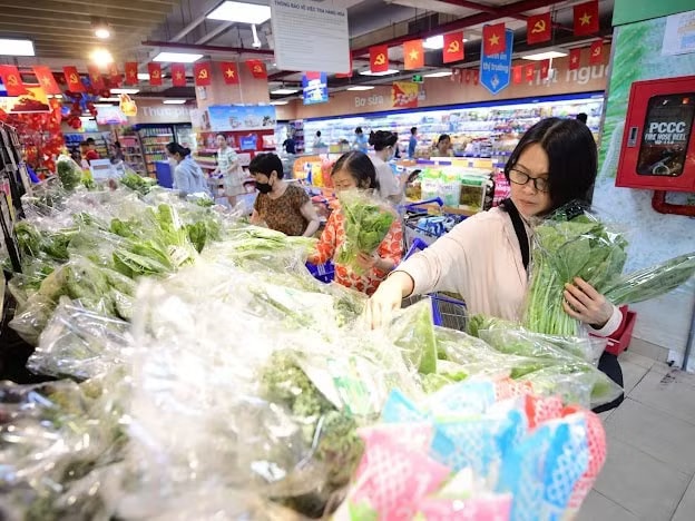 Khó khăn kéo dài khiến nhiều người dân thắt chặt chi tiêu, chỉ ưu tiên các nhu cầu thiết yếu. Người dân thắt chặt chi tiêu, sức mua nội địa trồi sụt - Ảnh 2.