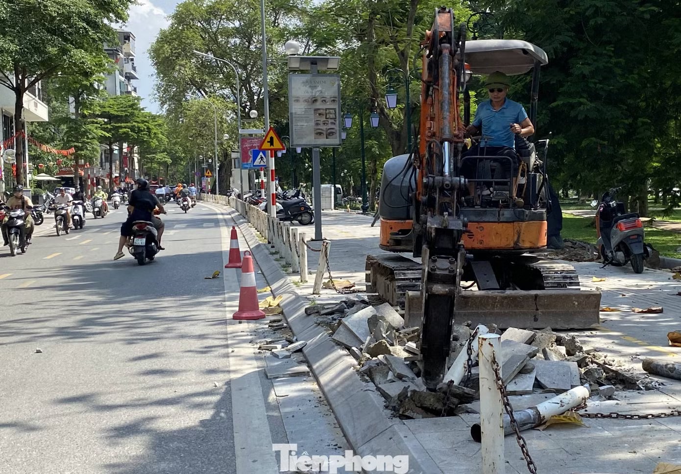 Phường Hai Bà Trưng nói gì về việc ‘đục phá vỉa hè lát đá trên tuyến đường trăm tỷ’? - Ảnh 1.
