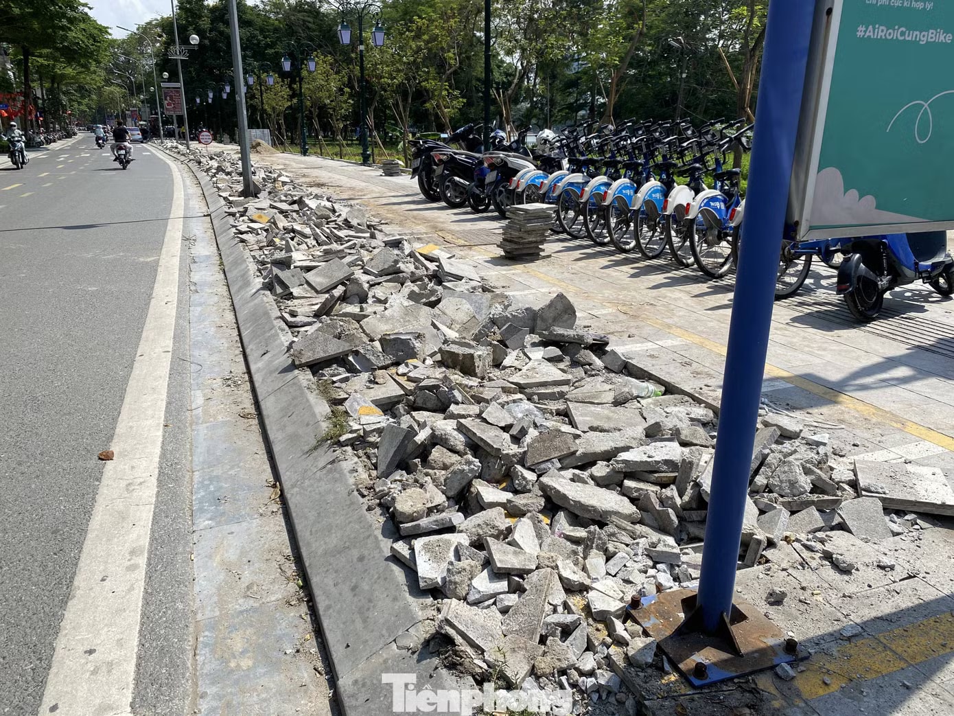 Phường Hai Bà Trưng nói gì về việc ‘đục phá vỉa hè lát đá trên tuyến đường trăm tỷ’? - Ảnh 2.