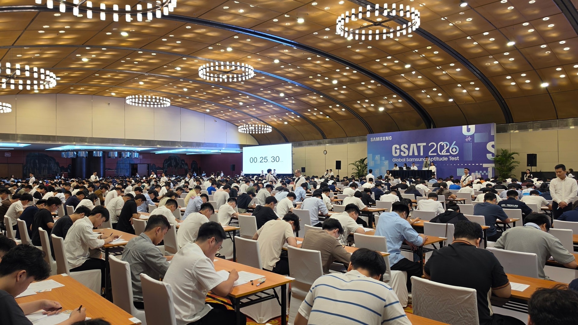 toan-canh-mot-phong-thi-gsat-cua-samsung-dot-i-nam-2026-17796203294711265305395.jpg