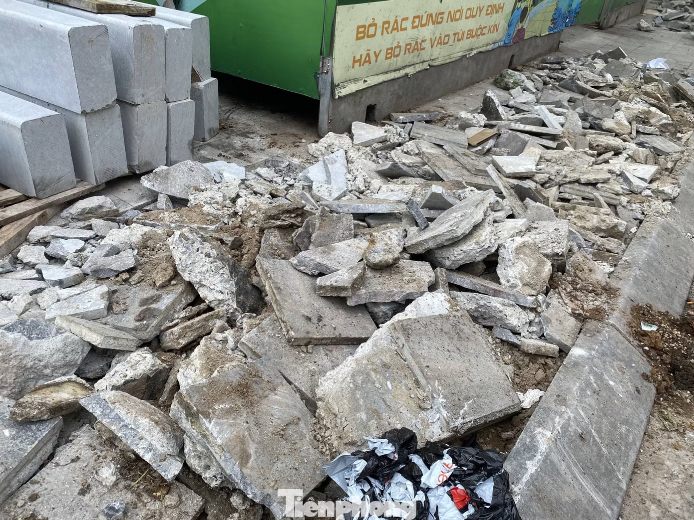 Phường Hai Bà Trưng nói gì về việc ‘đục phá vỉa hè lát đá trên tuyến đường trăm tỷ’? - Ảnh 3.
