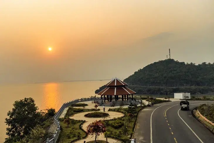 Lần đầu tổ chức giải chạy có cung đường 'ngắm hoàng hôn' trên đảo Cát Bà - Ảnh 1. Lần đầu tổ chức giải chạy ngắm hoàng hôn trên đảo Cát Bà - Ảnh 1.