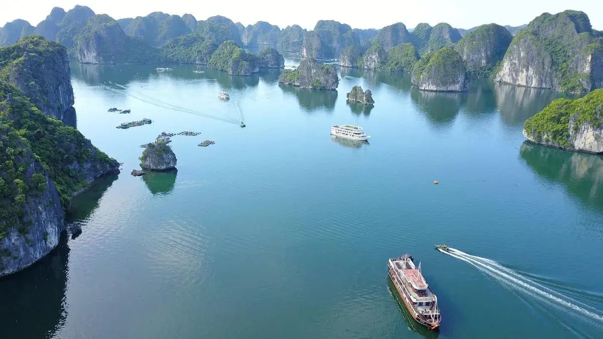 Tàu chở khách tham quan trên Vịnh Lan Hạ. Ảnh: Phan Tuấn.