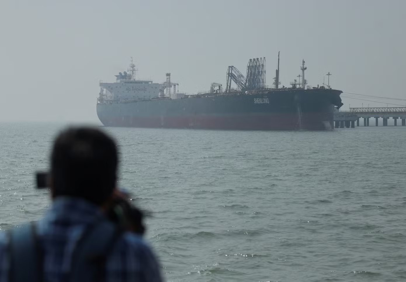 (Ảnh: Reuters) Vì sao giá dầu khó quay về mức trước chiến tranh dù eo biển Hormuz được gỡ phong tỏa? - Ảnh 1.