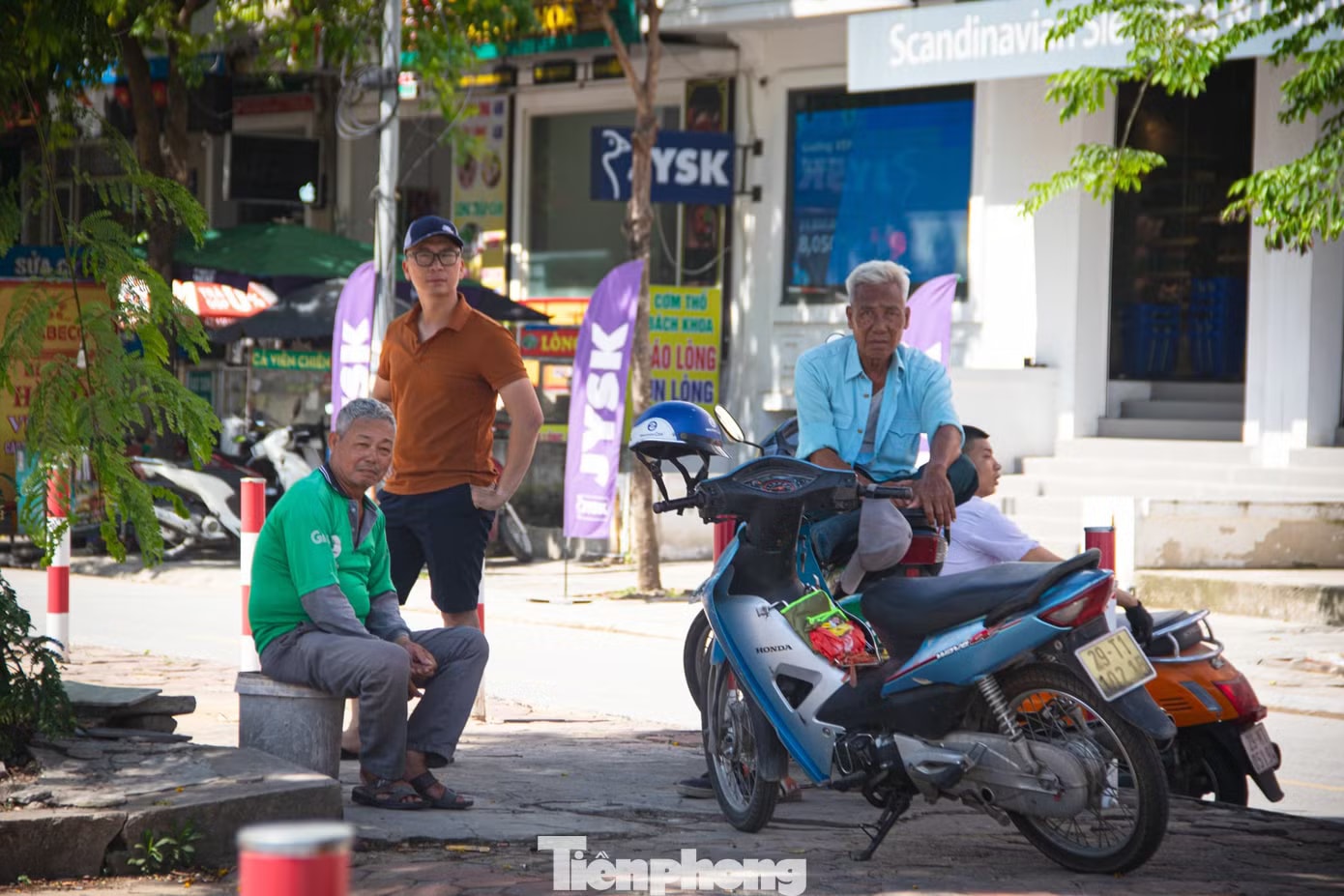 Mặt đường gần 50 độ C, lao động tự do kiệt sức giữa đợt nắng đỉnh điểm ở Hà Nội - Ảnh 12.