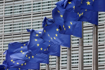 EU bất ngờ muốn dỡ bỏ lệnh cấm chip Trung Quốc để cứu ngành ô tô