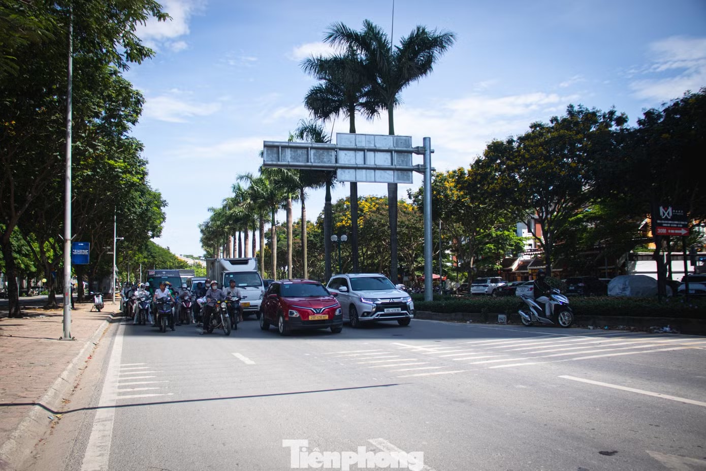 Mặt đường gần 50 độ C, lao động tự do kiệt sức giữa đợt nắng đỉnh điểm ở Hà Nội - Ảnh 3.