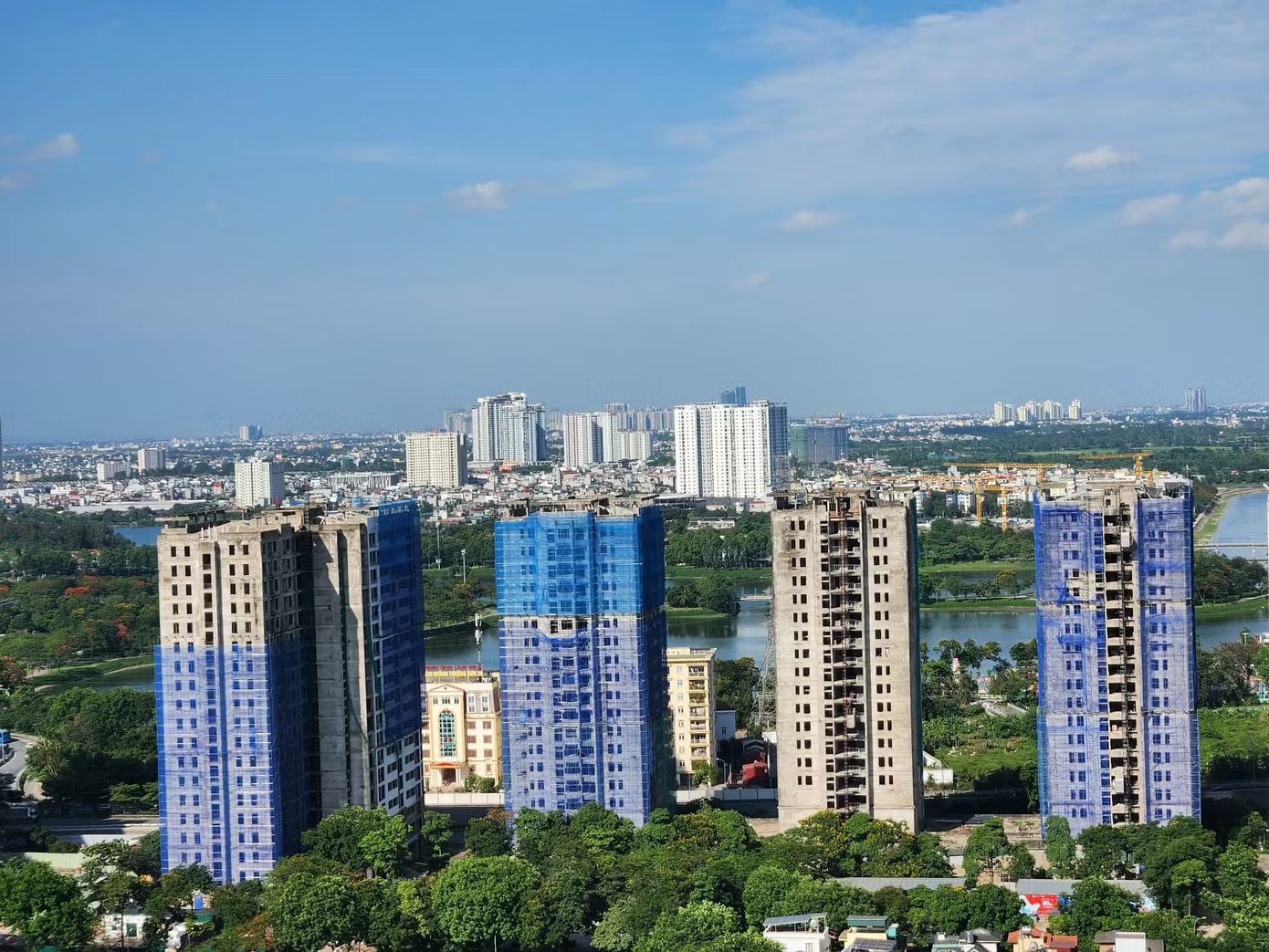Muốn 'hạ nhiệt' giá chung cư phải gỡ cùng lúc nhiều 'nút thắt' - Ảnh 1.