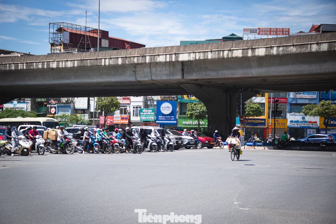 Mặt đường gần 50 độ C, lao động tự do kiệt sức giữa đợt nắng đỉnh điểm ở Hà Nội - Ảnh 6.