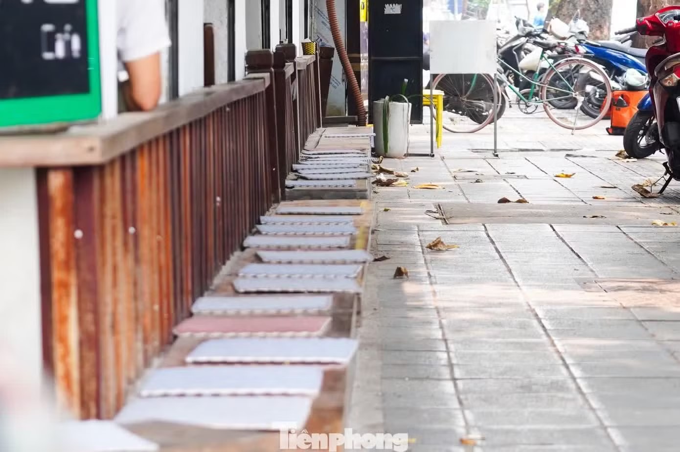 Mặt đường gần 50 độ C, lao động tự do kiệt sức giữa đợt nắng đỉnh điểm ở Hà Nội - Ảnh 14.