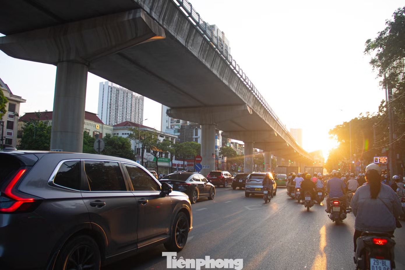 Mặt đường gần 50 độ C, lao động tự do kiệt sức giữa đợt nắng đỉnh điểm ở Hà Nội - Ảnh 2.