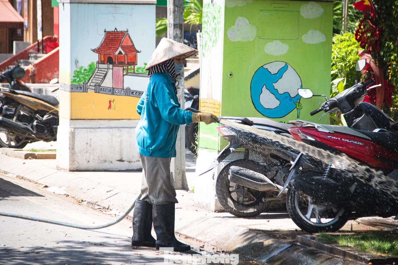 Mặt đường gần 50 độ C, lao động tự do kiệt sức giữa đợt nắng đỉnh điểm ở Hà Nội - Ảnh 10.