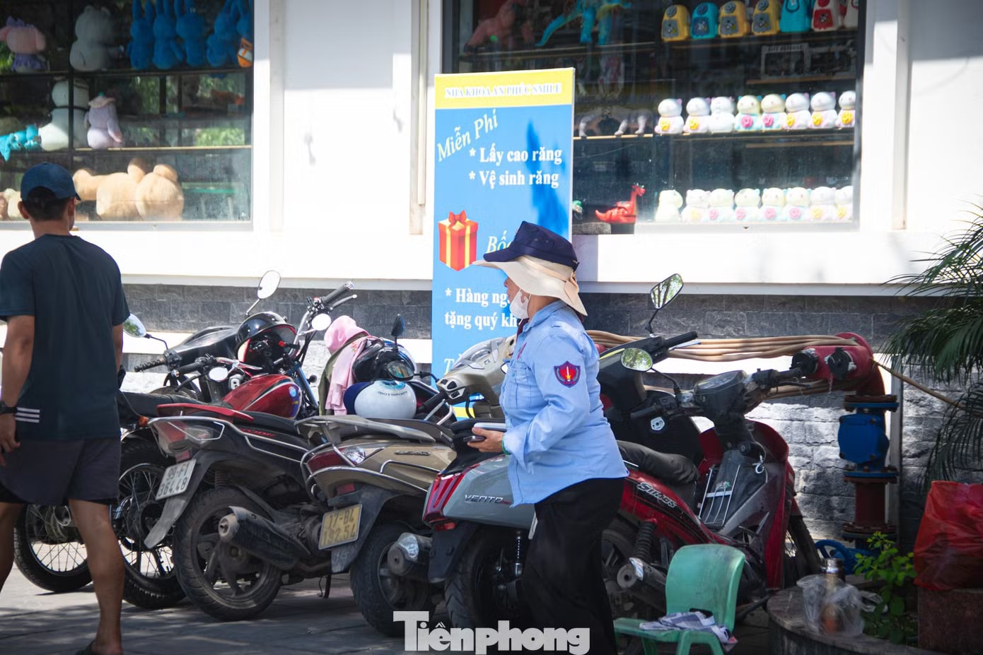 Mặt đường gần 50 độ C, lao động tự do kiệt sức giữa đợt nắng đỉnh điểm ở Hà Nội - Ảnh 11.