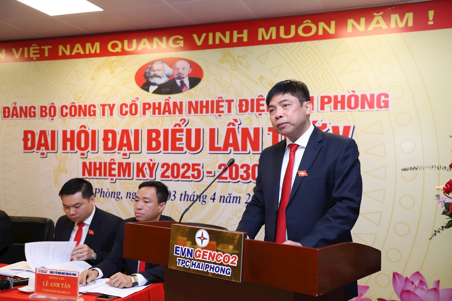 dong-chi-duong-son-ba-tgd-hnd-trinh-bay-bao-cao-chinh-tri-tai-dai-hoi.jpg