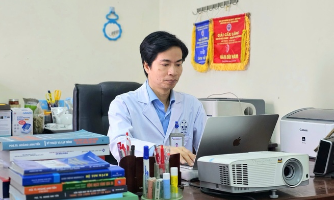 giao-su-hoang-anh-tien-1.png