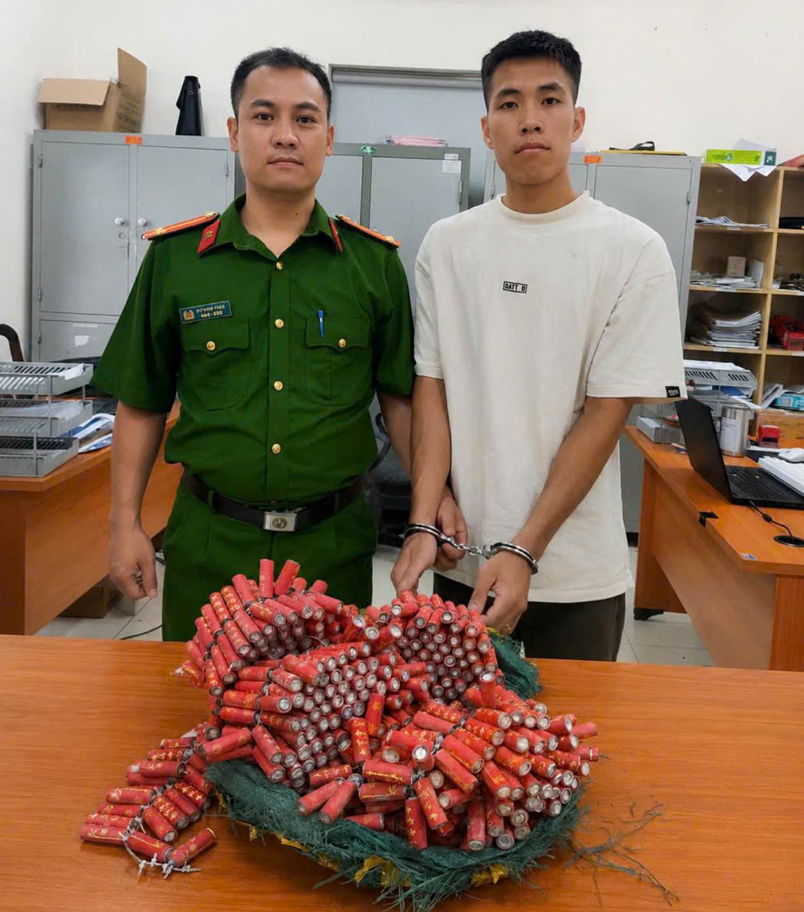 Sau tin báo qua Facebook, công an lập tức bắt 'khẩn' Nguyễn Văn Tiến SN 1999, thu giữ 8,3kg tang vật - Ảnh 1.