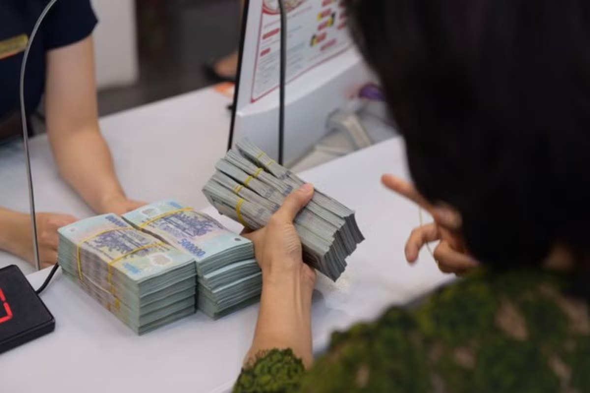 Nhiều ngân hàng vẫn neo lãi suất huy động cao để Lãi suất tiết kiệm cao chót vót - Ảnh 1.