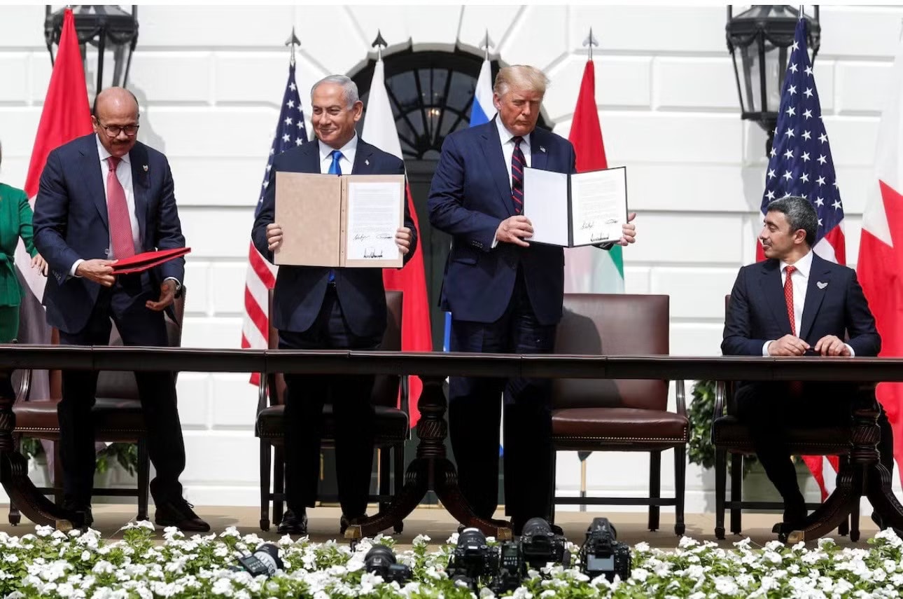 Tổng thống Mỹ Donald Trump, Thủ tướng Israel Benjamin Netanyahu cùng Ngoại trưởng Bahrain và Ngoại trưởng UAE trong lễ ký Thoả thuận Abraham năm 2020. (Ảnh: Reuters) Từ thỏa thuận Iran, Tổng thống Mỹ Trump theo đuổi ‘siêu kế hoạch’ Trung Đông - Ảnh 1.