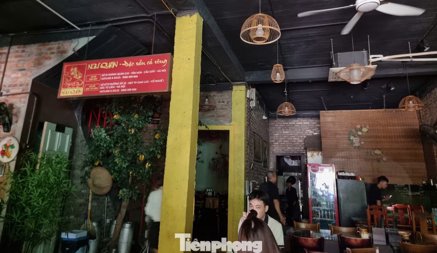 Một số nhà hàng tại khu vực đường Hoàng Quán Chi (phường Dịch Vọng, TP Hà Nội) đột ngột mất điện vào trưa 26/5. Miền Bắc nóng như đổ lửa, điện tiêu thụ liên tục lập kỷ lục - Ảnh 2.