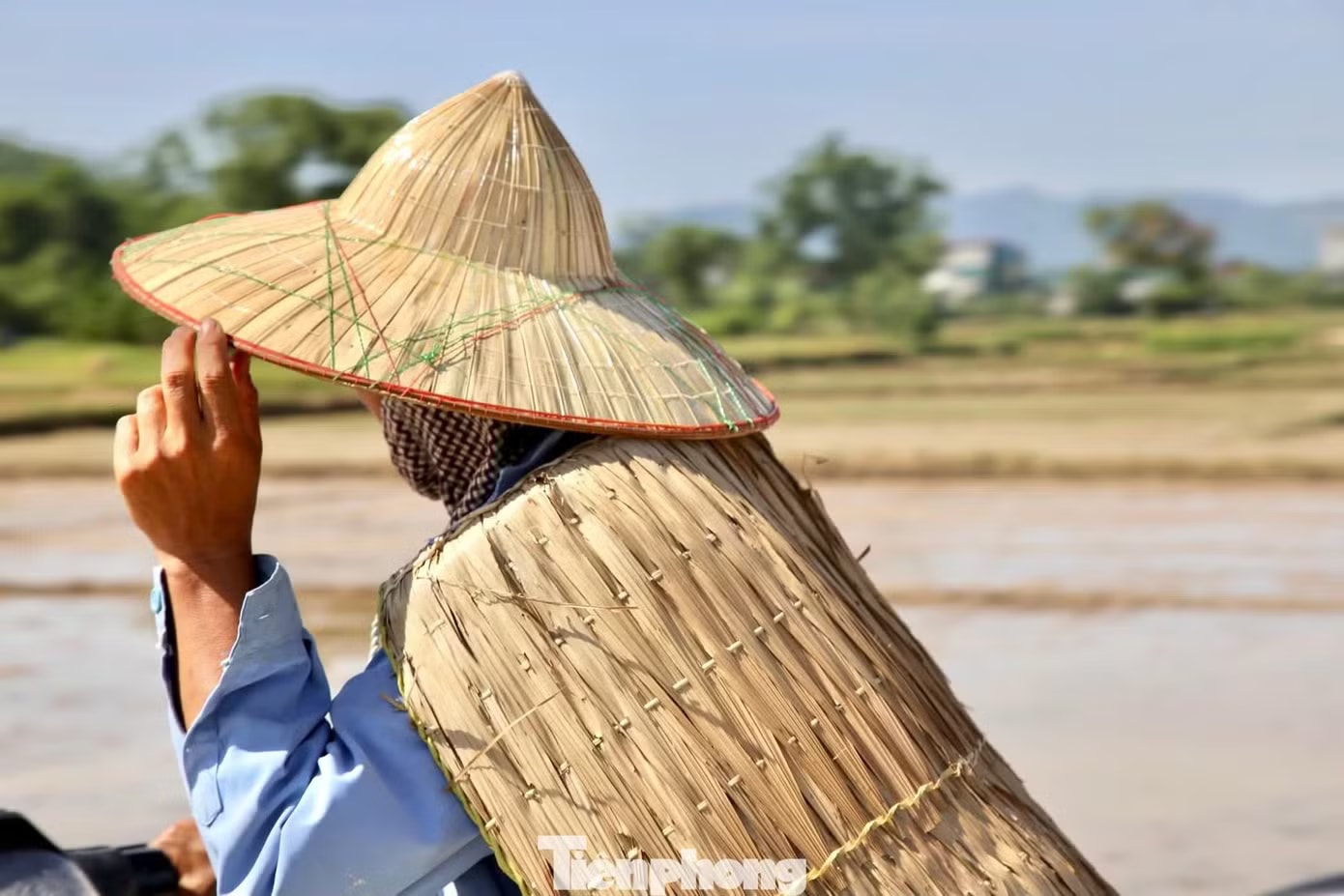 Nghệ An vẫn là nơi giữ kỷ lục nắng nóng ở Việt Nam với nhiệt độ cao nhất 44.2 độ. Ảnh: người dân miền Trung mặc áo tơi chống nắng ra đồng. Những kỷ lục nắng nóng ở Việt Nam - Ảnh 2.