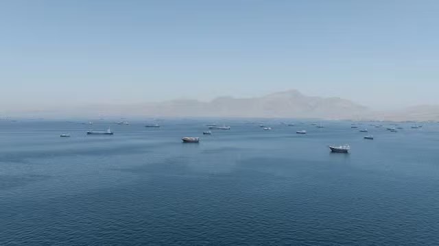 Tàu thuyền trên eo biển Hormuz ngày 25/5. (Ảnh: Reuters) Hé lộ thời điểm Iran mở cửa eo biển Hormuz - Ảnh 1.