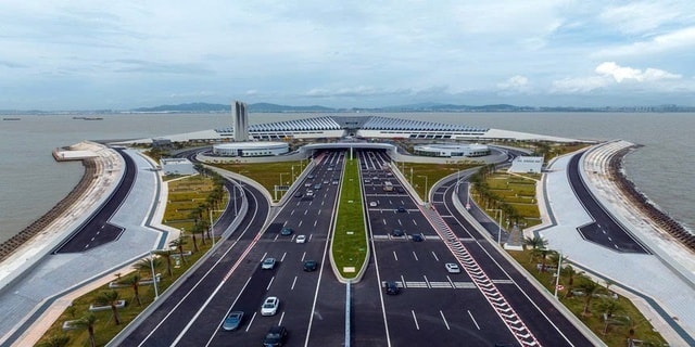 ‘Siêu hầm’ xuyên biển phức tạp nhất thế giới: Dài gần 7km, ghép từ 32 khối bê tông nặng 80.000 tấn- Ảnh 1. ‘Siêu hầm’ xuyên biển phức tạp nhất thế giới: Dài gần 7km, ghép từ 32 khối bê tông nặng 80.000 tấn- Ảnh 1.