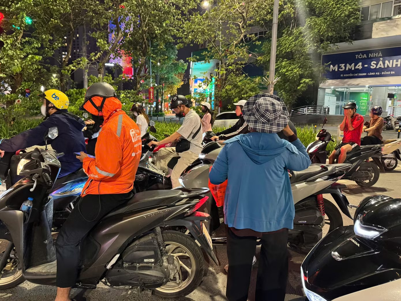 Người bán hàng tràn xuống ngã tư ở Hà Nội, nguy cơ tai nạn rình rập - Ảnh 2.