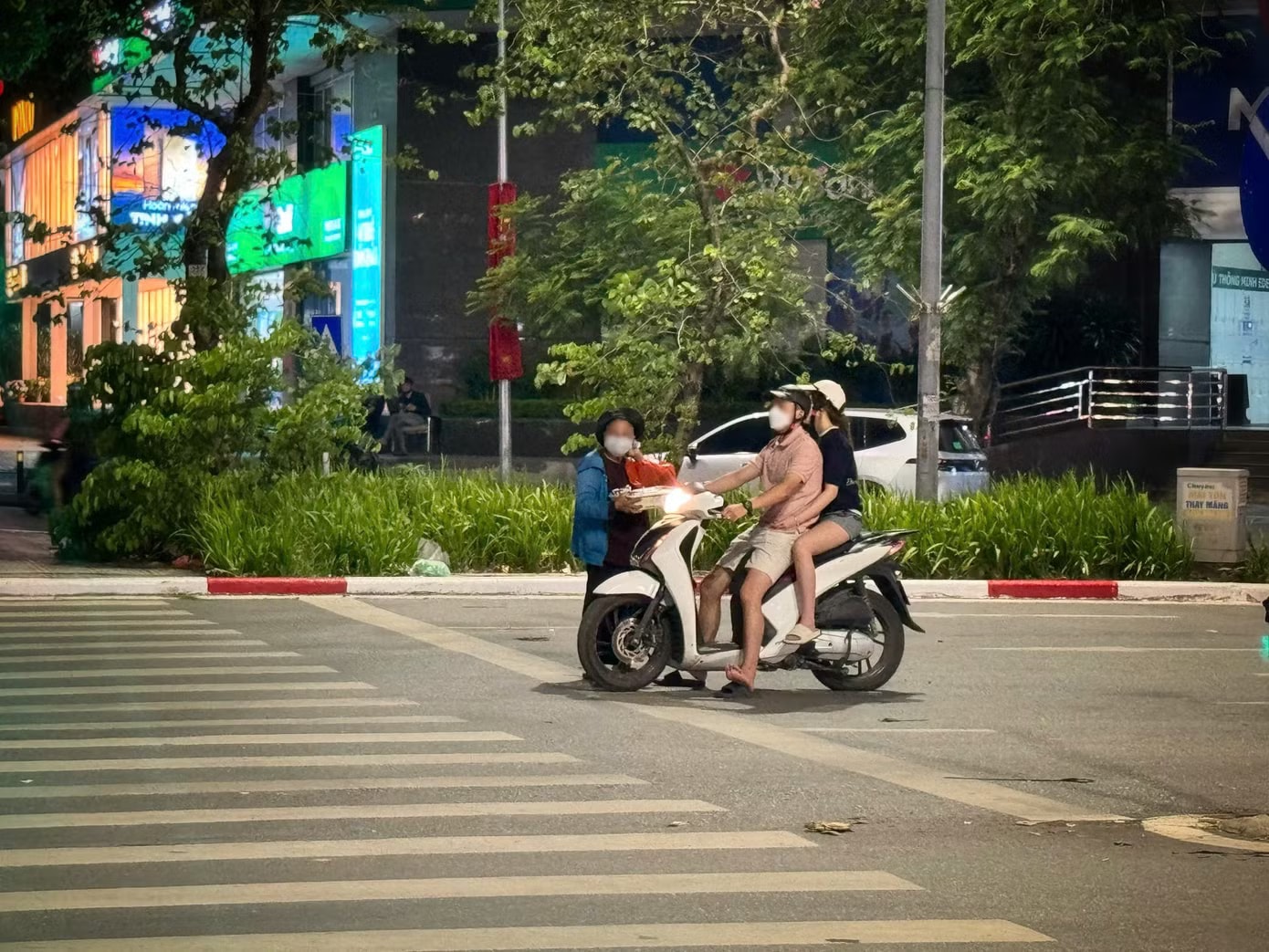Người bán hàng tràn xuống ngã tư ở Hà Nội, nguy cơ tai nạn rình rập - Ảnh 3.