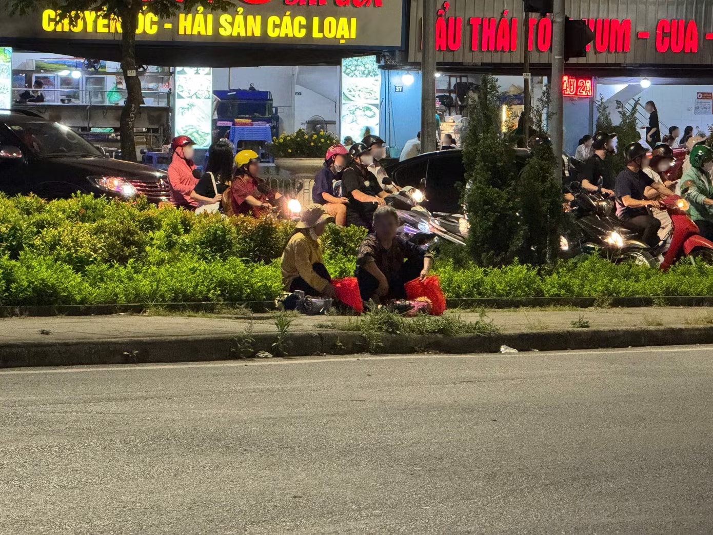 Người bán hàng tràn xuống ngã tư ở Hà Nội, nguy cơ tai nạn rình rập - Ảnh 4.