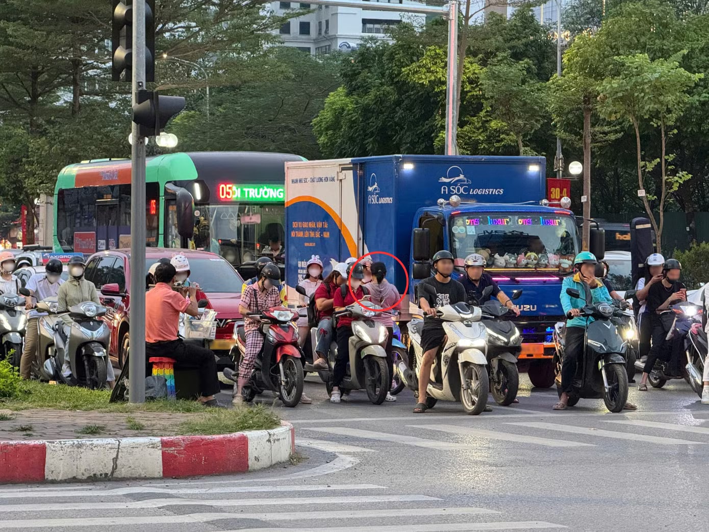 Người bán hàng tràn xuống ngã tư ở Hà Nội, nguy cơ tai nạn rình rập - Ảnh 5.