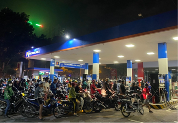 Trước khi nổ máy, Phó Giáo sư nói kỹ về việc phải ‘lắc bình’ khi sử dụng xăng E10