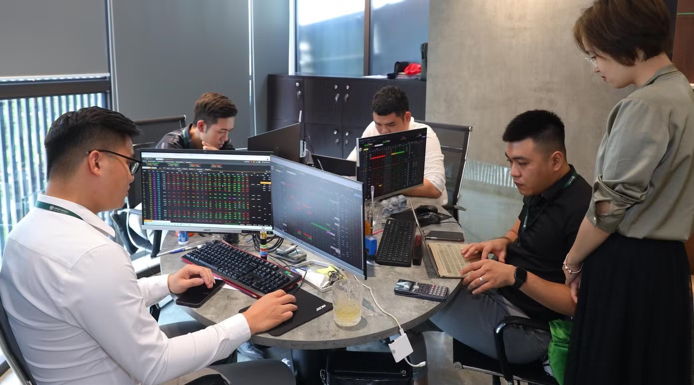 Nhiều ý kiến đề xuất áp dụng cơ chế xác thực theo mức độ rủi ro của giao dịch. Xác thực sinh trắc học trên sàn chứng khoán: 'Quét mặt' mỗi phiên có hợp lý? - Ảnh 2.