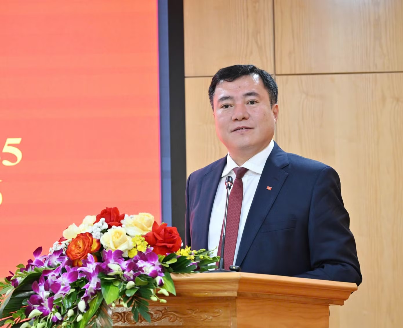 Thứ trưởng Nguyễn Sinh Nhật Tân cho biết, hiện phần lớn ô tô, xe máy tại Việt Nam tương thích với xăng E10. Bộ Công Thương nói gì về thông tin xăng E10 gây ảnh hưởng động cơ xe? - Ảnh 1.