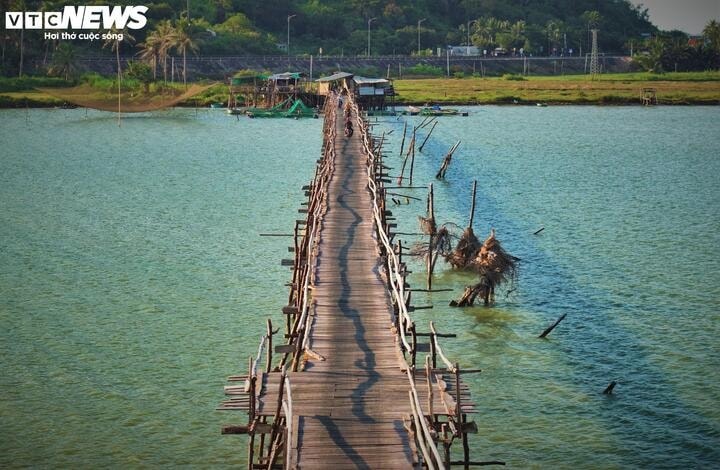 Độc đáo cây cầu gỗ dài nhất Việt Nam: Gắn với truyền thuyết linh thiêng, mỗi năm được 'tái sinh' một lần- Ảnh 2.