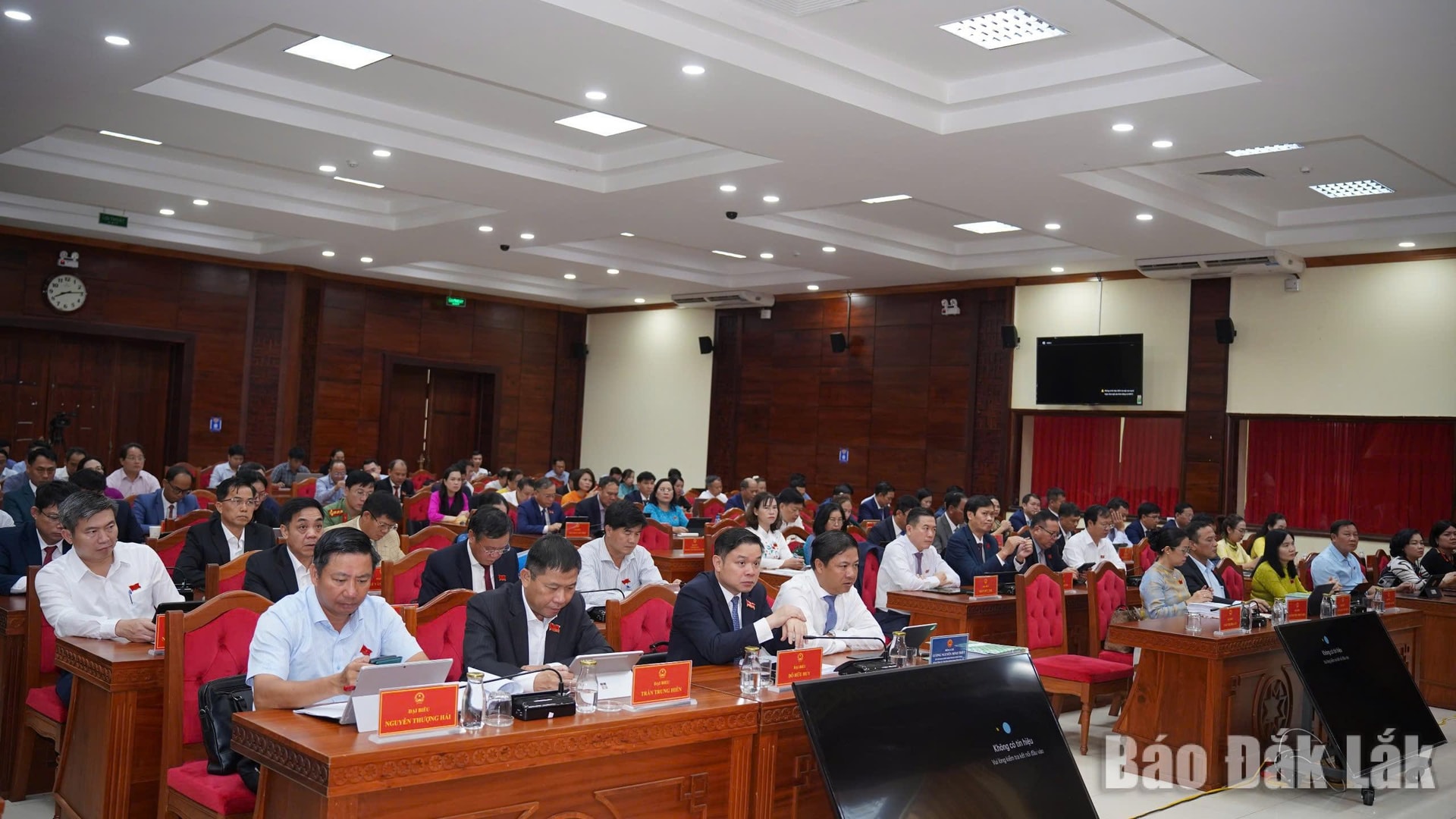 Hình ảnh tại kỳ họp. Nguồn ảnh: Báo Đắk Lắk Hình ảnh tại kỳ họp. Nguồn ảnh: Báo Đắk Lắk
