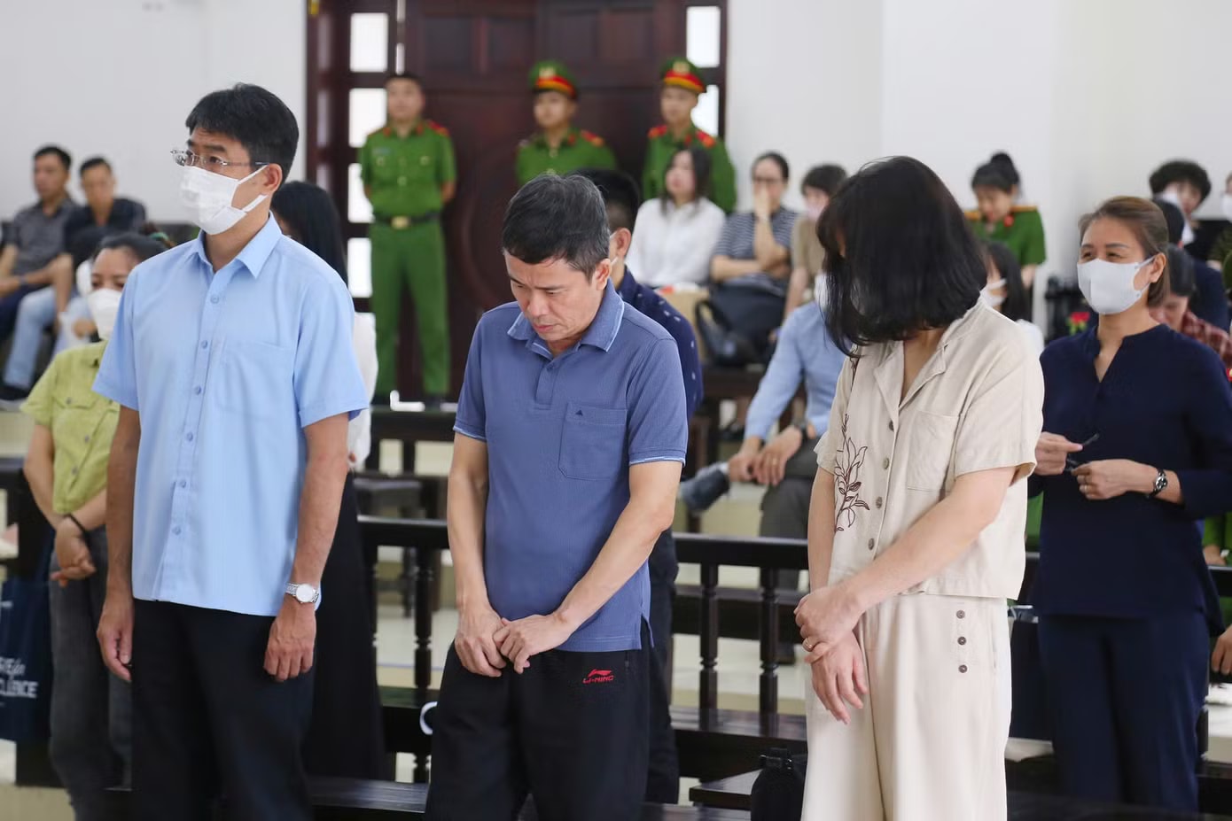 Hai cựu Cục trưởng An toàn thực phẩm và các bị cáo trong vụ nhận hối lộ hơn 100 tỷ đồng đều được giảm án - Ảnh 3.