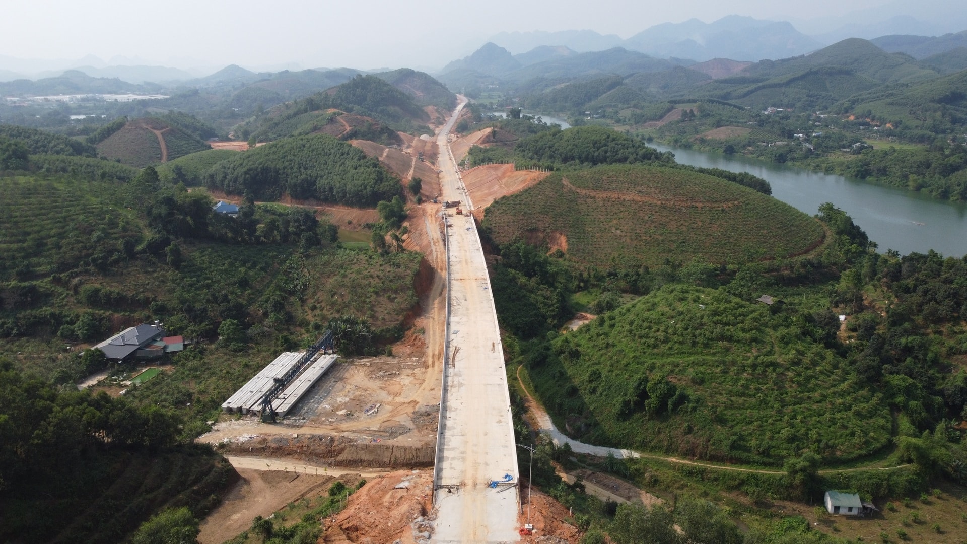 Một đoạn tuyến cao tốc Tuyên Quang - Hà Giang. Nguồn ảnh: Báo Lâm Đồng Một đoạn tuyến cao tốc Tuyên Quang - Hà Giang. Nguồn ảnh: Báo Lâm Đồng