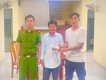 Nhận trình báo về cọc tiền 19.350.000 đồng bên đường, công an lập tức mời người đàn ông SN 1970 lên làm việc