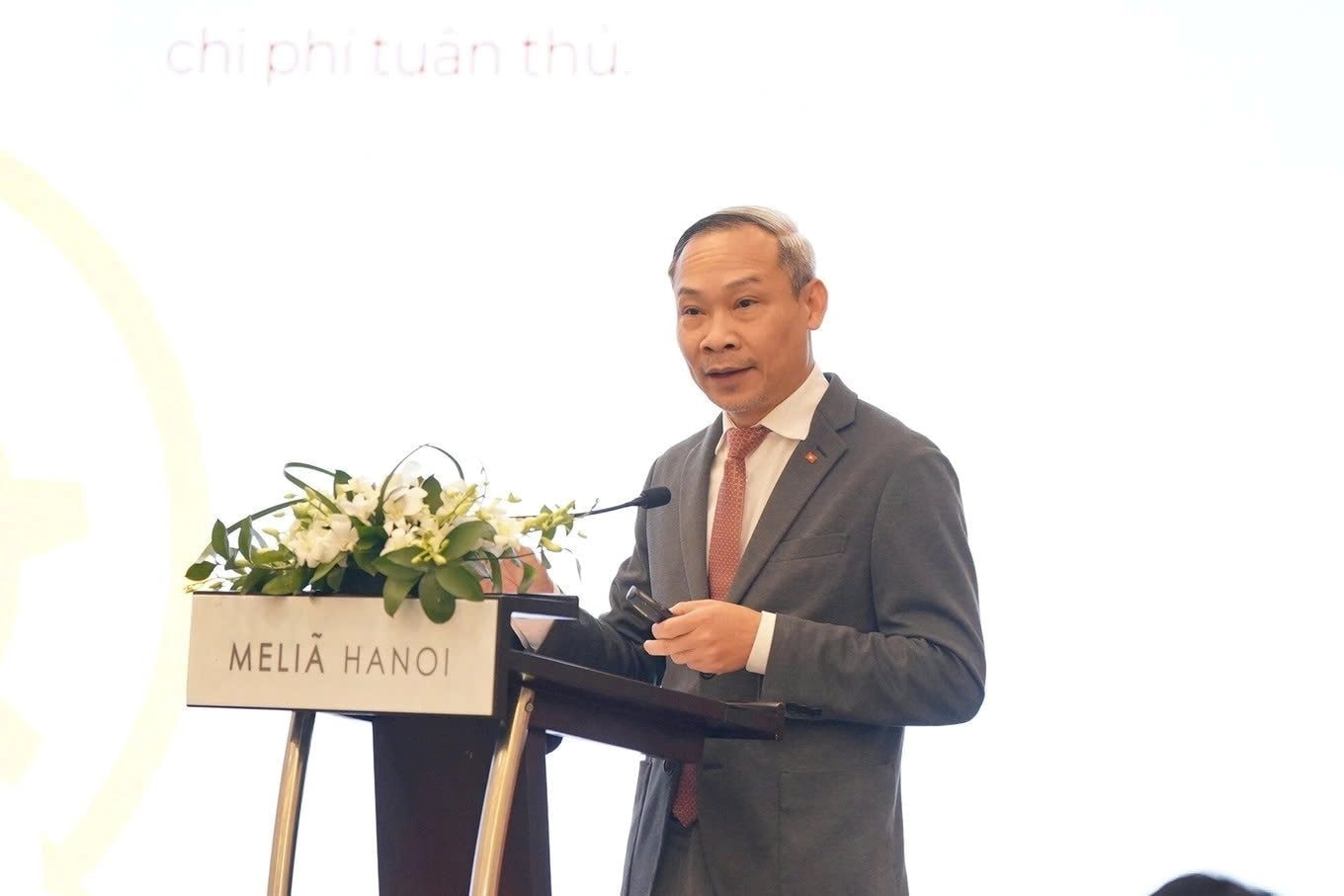 Phát biểu tại hội thảo, TS. Phan Đức Hiếu - Đại biểu Quốc hội, Ủy viên Ủy ban Kinh tế và Tài chính của Quốc hội khẳng định tiến trình thay đổi nhận thức về kinh tế tư nhân được thể hiện qua nhiều dấu mốc quan trọng trong các văn kiện, nghị quyết của Đảng