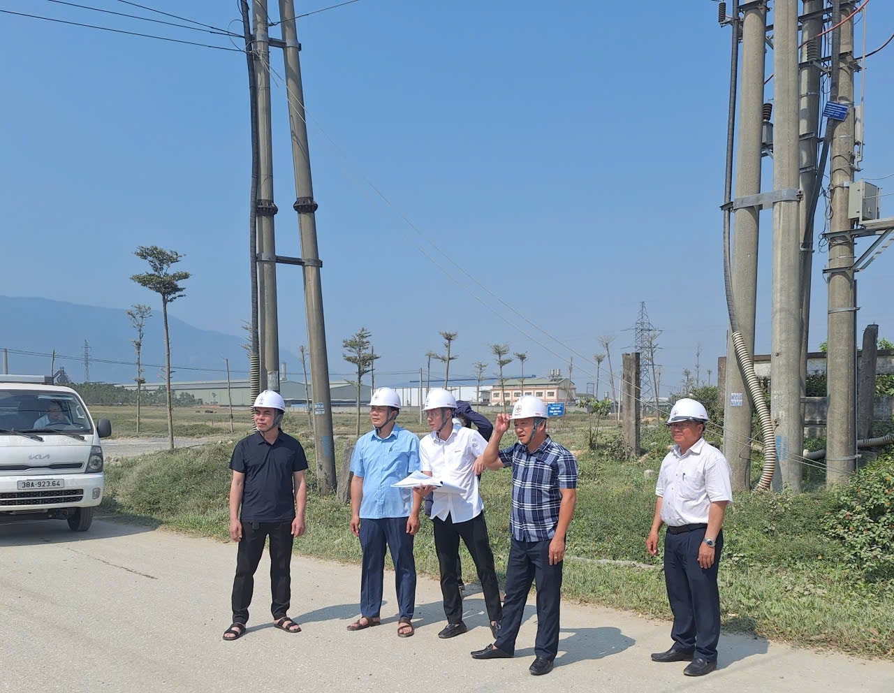 Ông Nguyễn Duy Thắng - Phó Giám đốc Công ty và lãnh đạo các Ban, phòng chức năng và điện lực trực thuộc bám sát tiến độ dự án