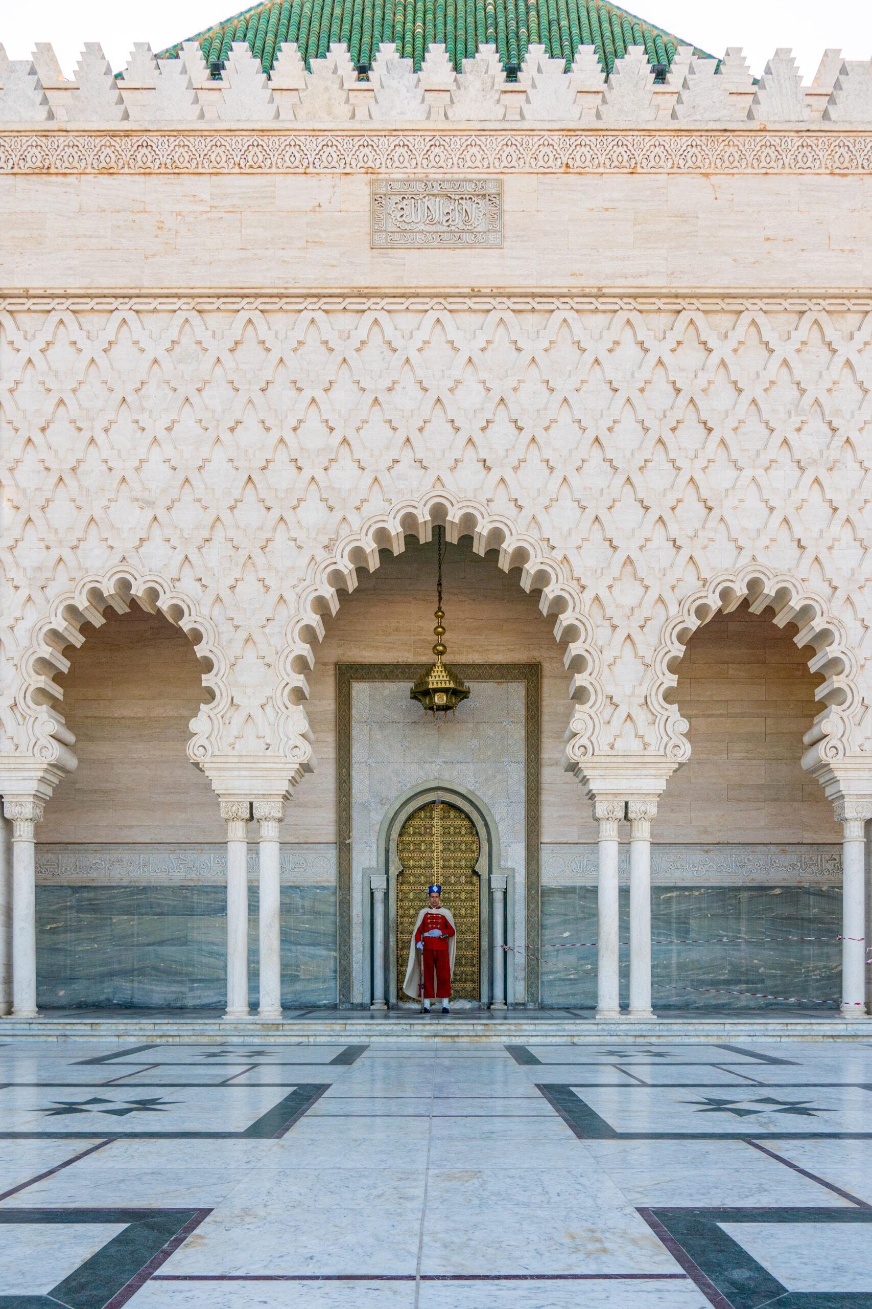 mausoleum_of_mohammed_v_-_guard-scaled_1779870152.jpg