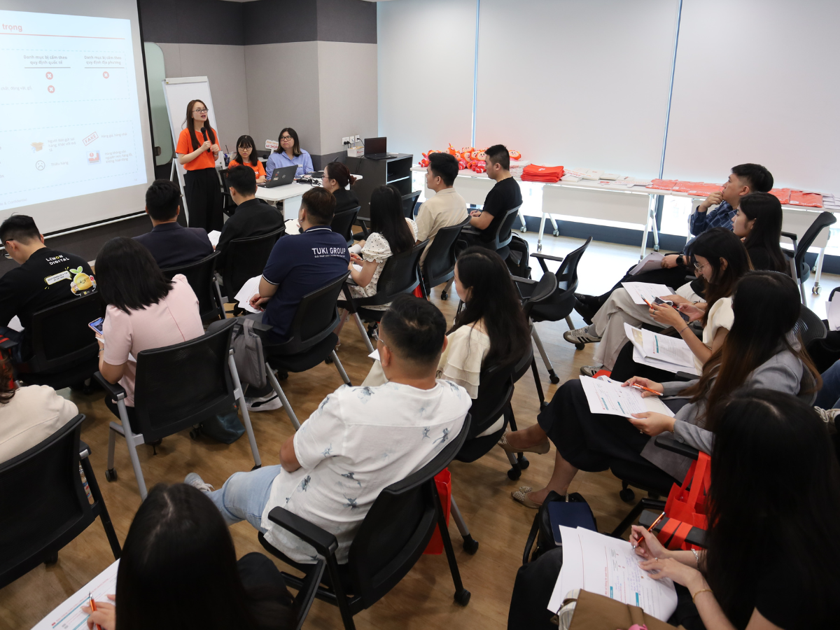 Shopee triển khai đào tạo chuyên sâu, hỗ trợ nhà bán bắt nhịp xu hướng TMĐT - Ảnh 1.