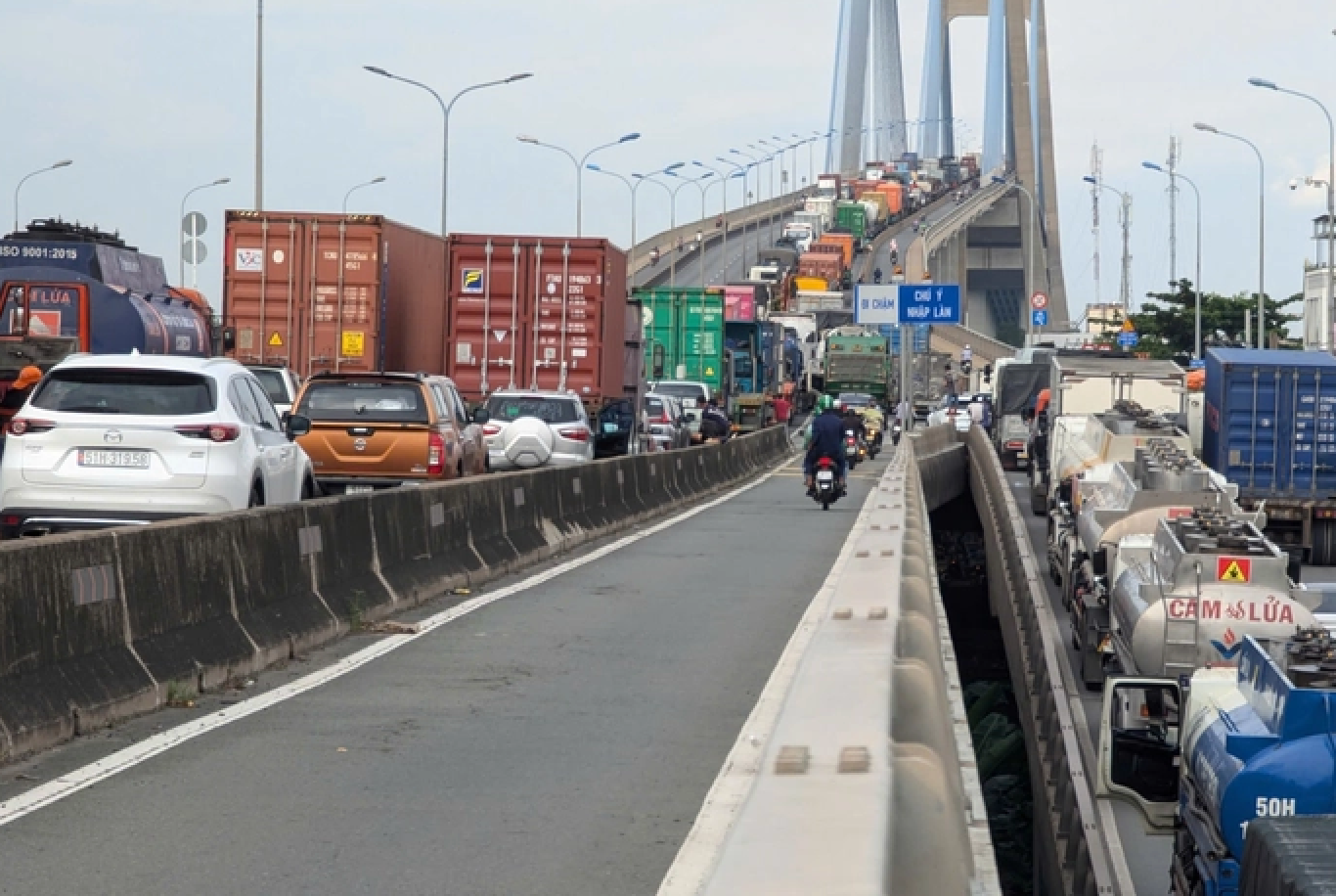 Ngày mai, bắt đầu sửa chữa cây cầu dây văng hơn 2.000 tỷ có kiến trúc trụ tháp hình chữ H, gần 16 năm giữ kỷ lục cầu dây văng lớn nhất thành phố giàu nhất cả nước- Ảnh 1.