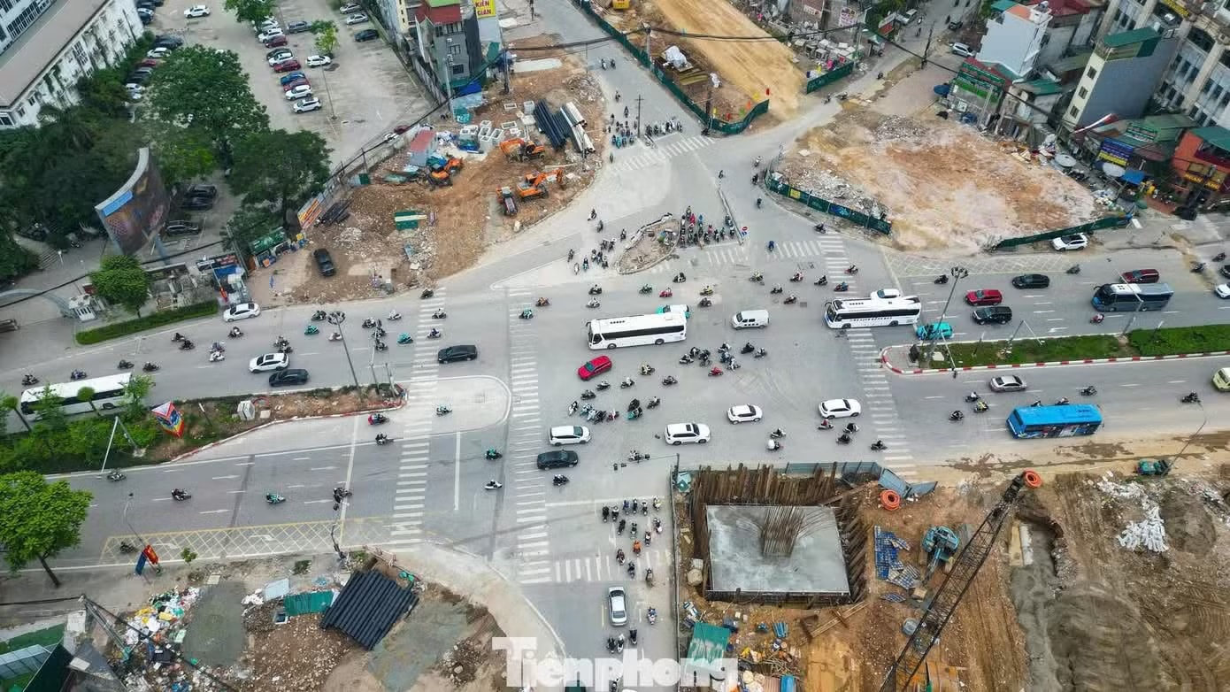 Hà Nội: Điều chỉnh giao thông tại nút giao La Thành - Nguyễn Chí Thanh để thi công metro số 5 - Ảnh 1.