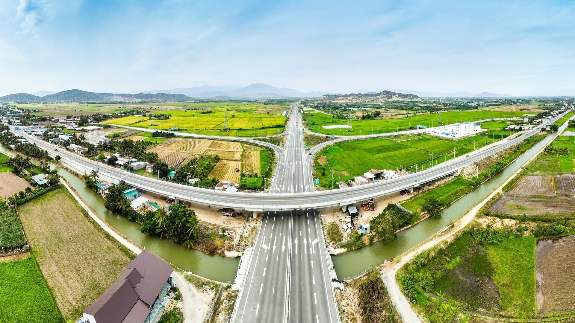 Cao tốc Cam Lâm - Vĩnh Hảo do Đèo Cả triển khai là điểm sáng PPP khi cơ cấu vốn sáng tạo giúp tiết giảm khoảng 1.000 tỷ đồng ngân sách