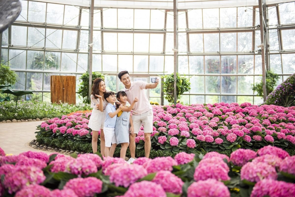 Tạo hình đậm chất thần tiên và những “kỳ hoa dị thảo” trong vườn hoa nhà kính lớn nhất thế giới tại Vinhomes Sài Gòn Park - Ảnh 2.