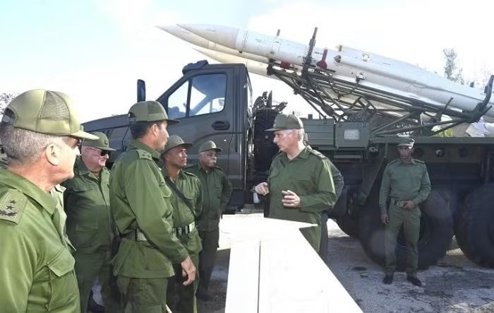 Lãnh đạo Hội đồng Quốc phòng Cuba tháng 1/2026 kiểm tra và xác nhận tính toàn vẹn của hệ thống phòng thủ lãnh thổ. Ảnh: Granma. Cuba cảnh báo mức đe dọa quân sự chưa từng có từ Mỹ - Ảnh 2.