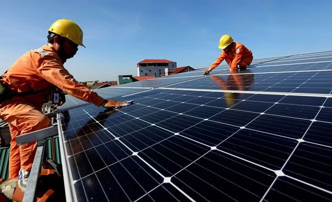 Điện mặt trời kèm pin lưu trữ có thể giúp doanh nghiệp Giờ cao điểm buổi tối kéo dài, cách nào ‘né’ giá điện đắt? - Ảnh 1.