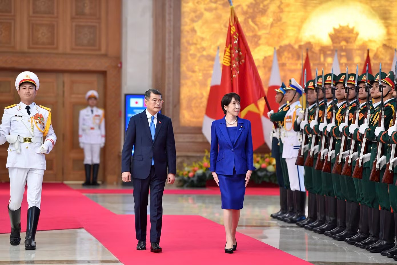 Thủ tướng Lê Minh Hưng và Thủ tướng Nhật Bản Takaichi Sanae tại lễ đón chính thức. (Ảnh: Như Ý) Thủ tướng Nhật Bản Takaichi Sanae kết thúc tốt đẹp chuyến thăm chính thức Việt Nam - Ảnh 2.