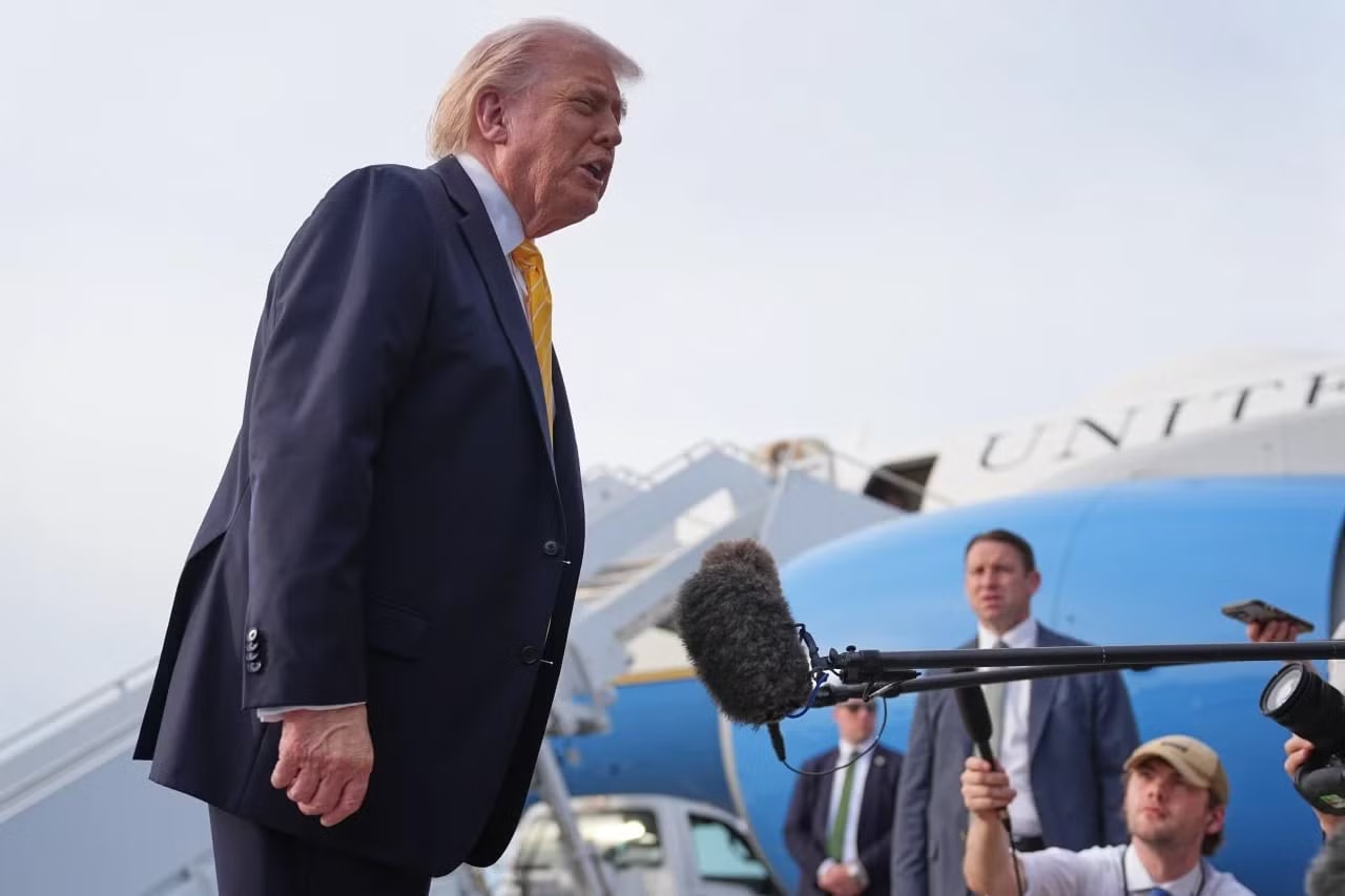 Tổng thống Mỹ Donald Trump phát biểu trước báo giới trước khi lên chuyên cơ Không lực Một tại sân bay quốc tế Palm Beach ở West Palm Beach, Florida. Tổng thống Trump: Mỹ sẽ rút 'nhiều hơn' 5.000 binh sĩ khỏi nước Đức - Ảnh 1.